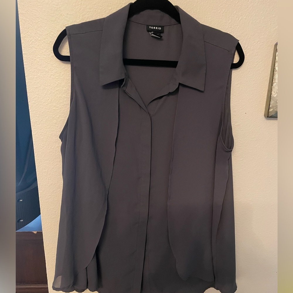 Sleeveless grey blouse from Torrid, beautiful top in size 1. Great steal!